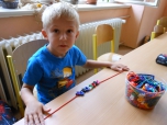 Odpolední činnost-pokusy ( procvičování jemné motoriky)